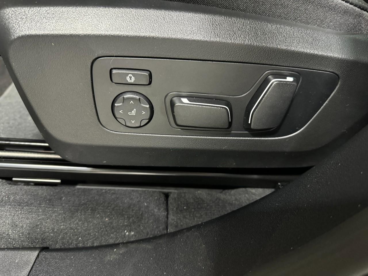 BMW X3 Vehicle Full-screen Gallery Image 28