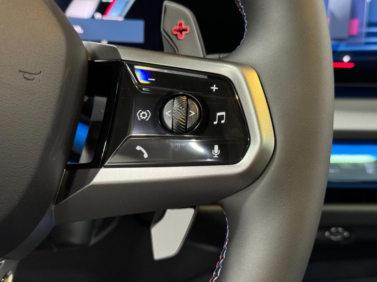 BMW X3 Vehicle Full-screen Gallery Image 30