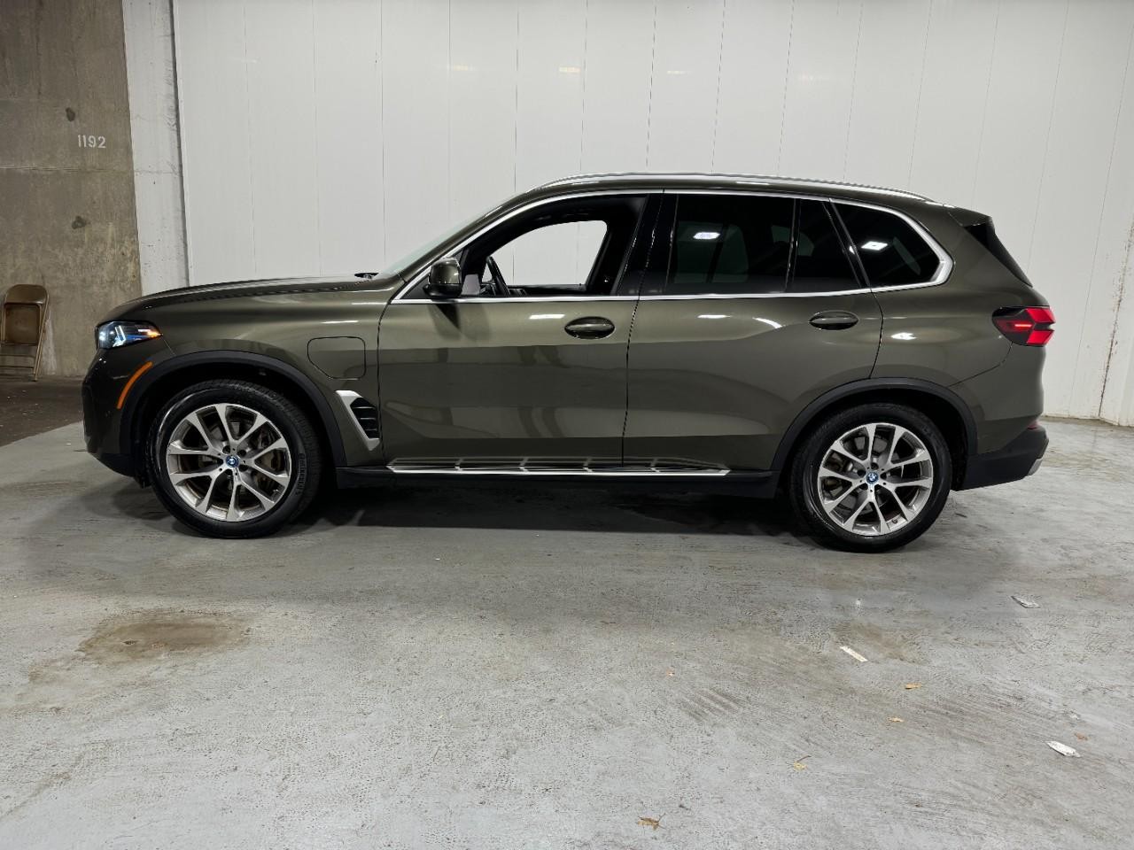 BMW X5 Vehicle Full-screen Gallery Image 2