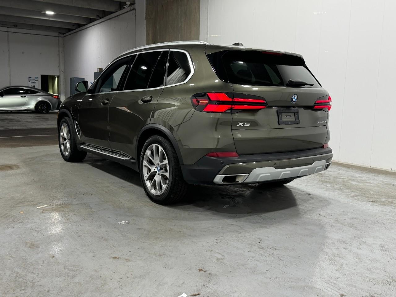 BMW X5 Vehicle Full-screen Gallery Image 3
