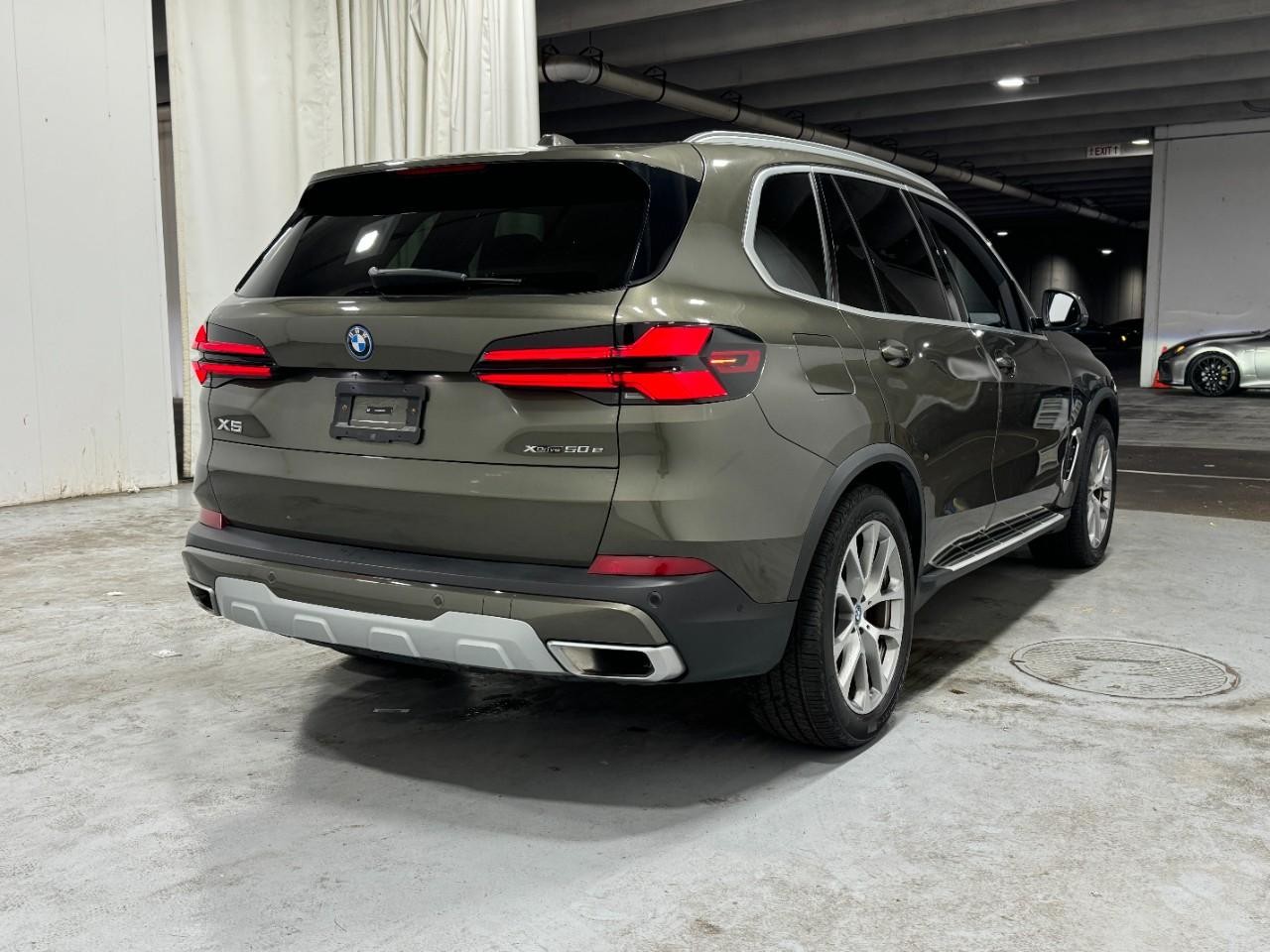 BMW X5 Vehicle Full-screen Gallery Image 4