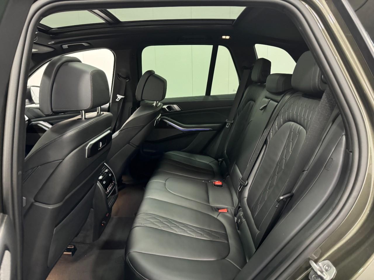 BMW X5 Vehicle Full-screen Gallery Image 8