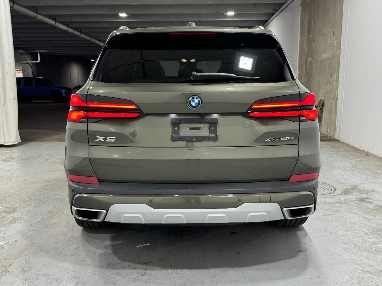 BMW X5 Vehicle Full-screen Gallery Image 9