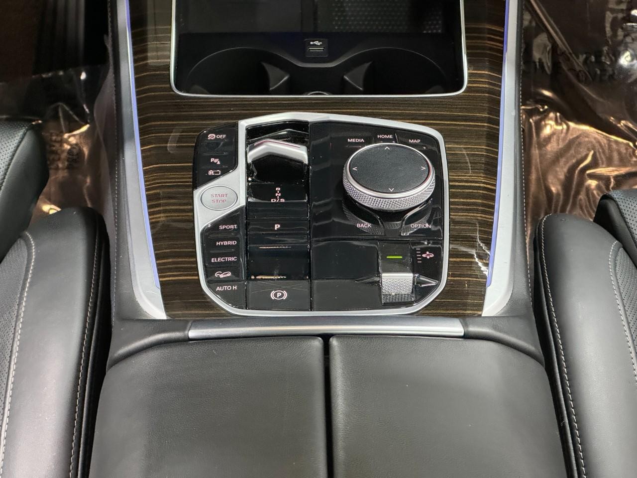 BMW X5 Vehicle Full-screen Gallery Image 16