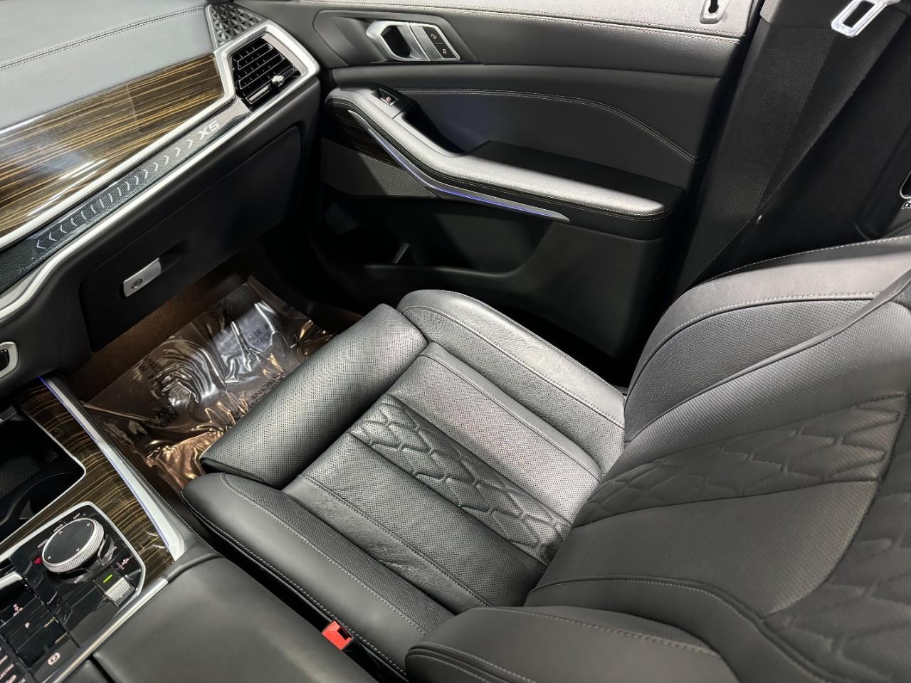 BMW X5 Vehicle Full-screen Gallery Image 17