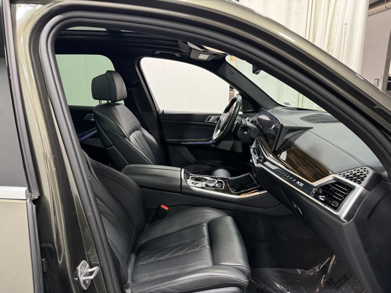 BMW X5 Vehicle Full-screen Gallery Image 18