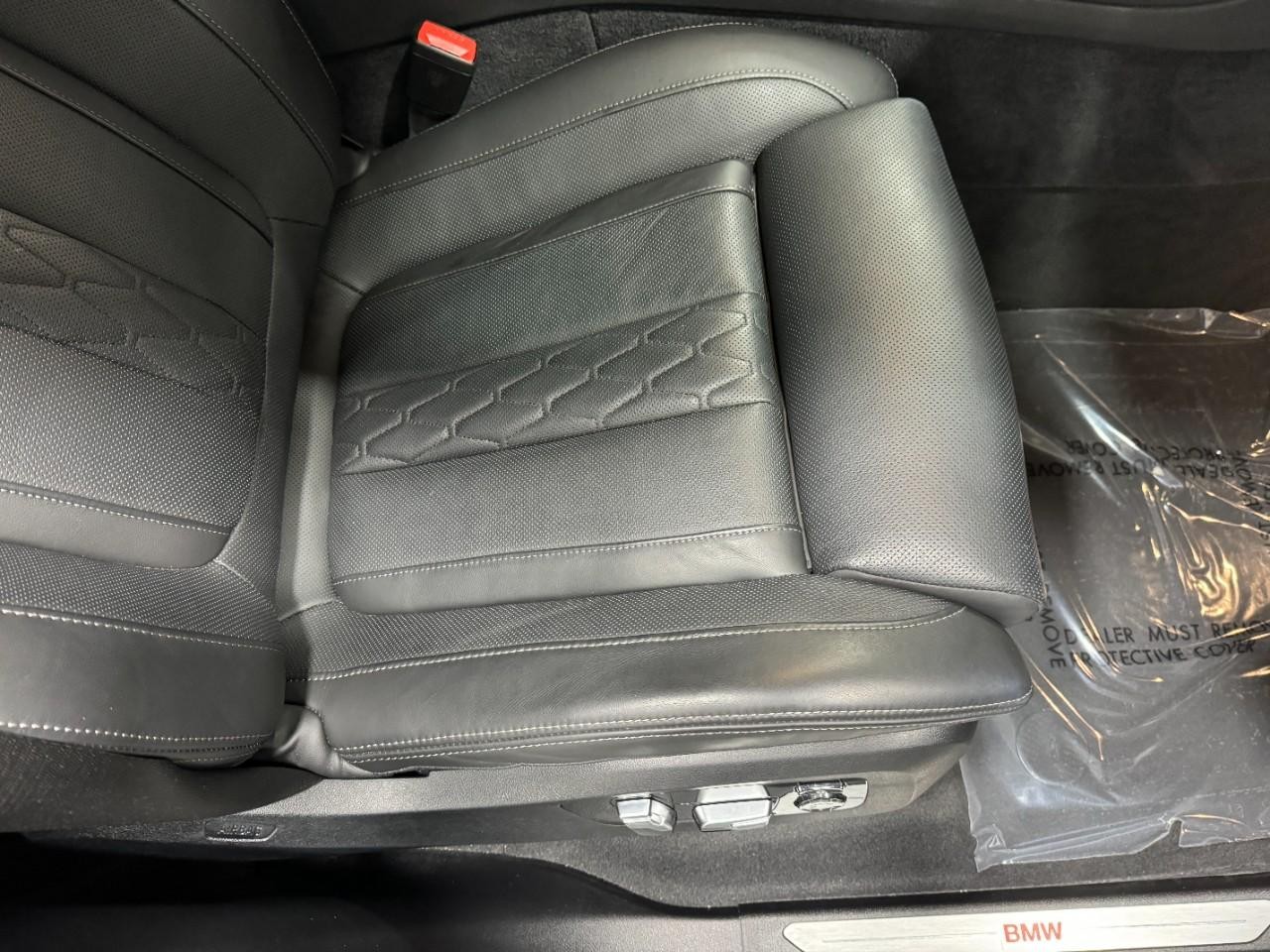 BMW X5 Vehicle Full-screen Gallery Image 19