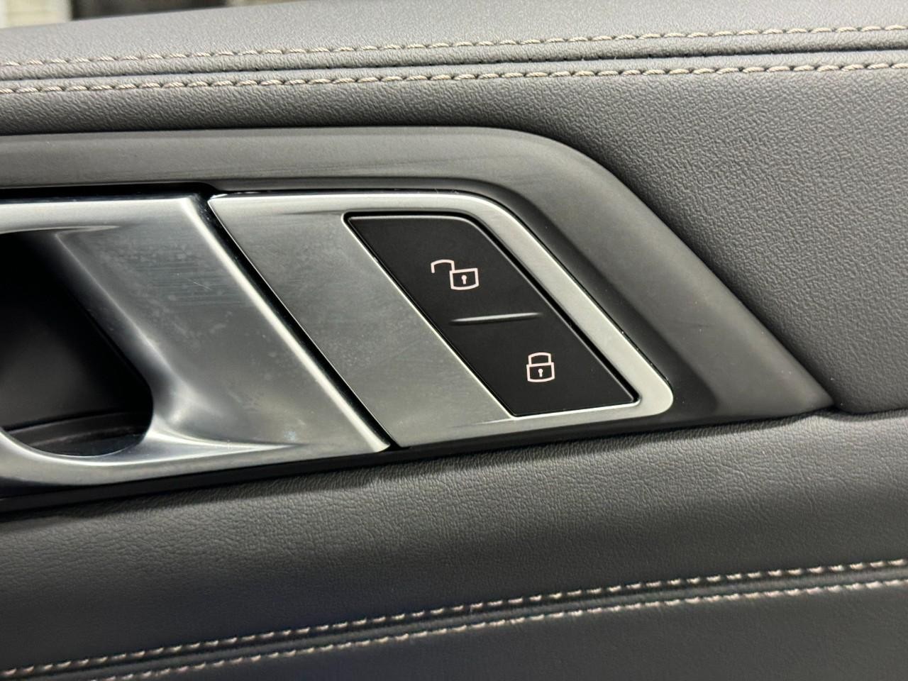 BMW X5 Vehicle Full-screen Gallery Image 21