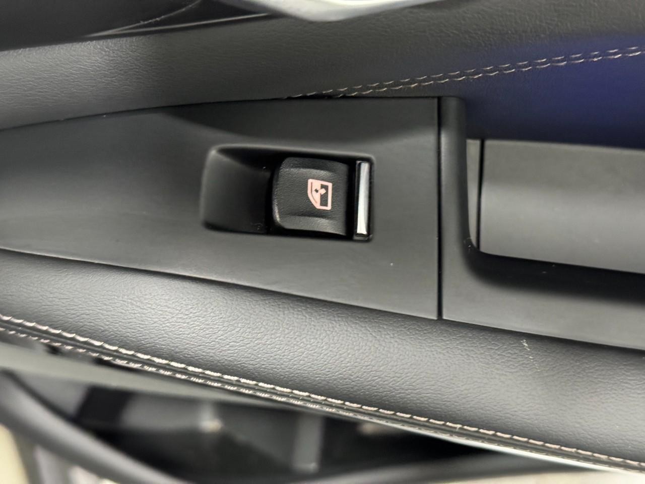 BMW X5 Vehicle Full-screen Gallery Image 22