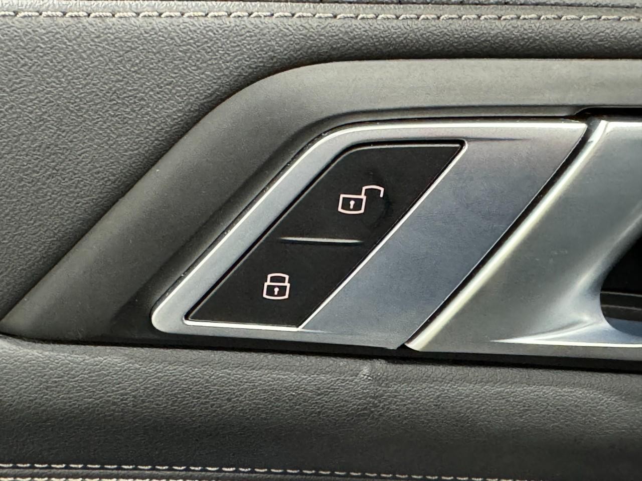 BMW X5 Vehicle Full-screen Gallery Image 25