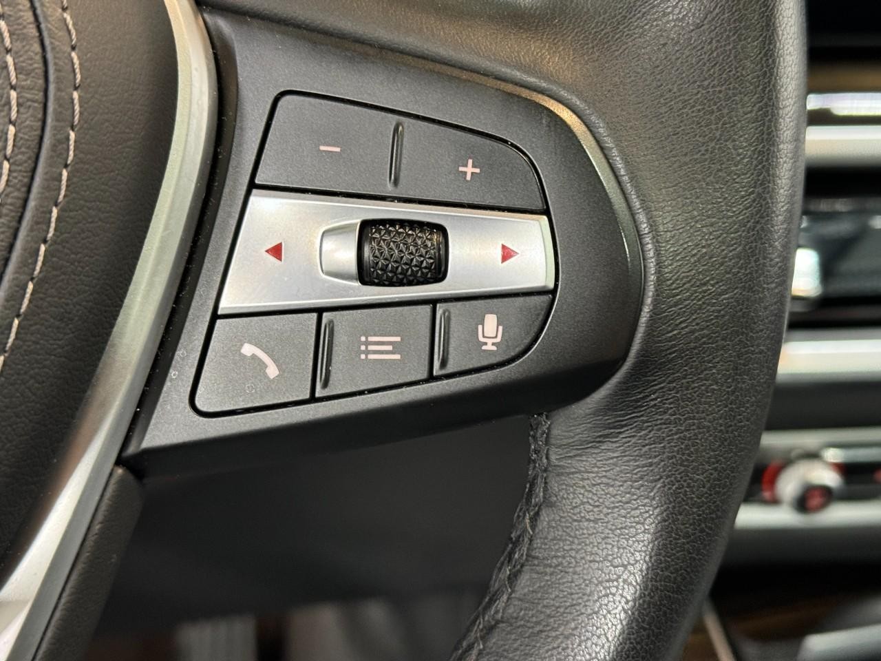 BMW X5 Vehicle Full-screen Gallery Image 32