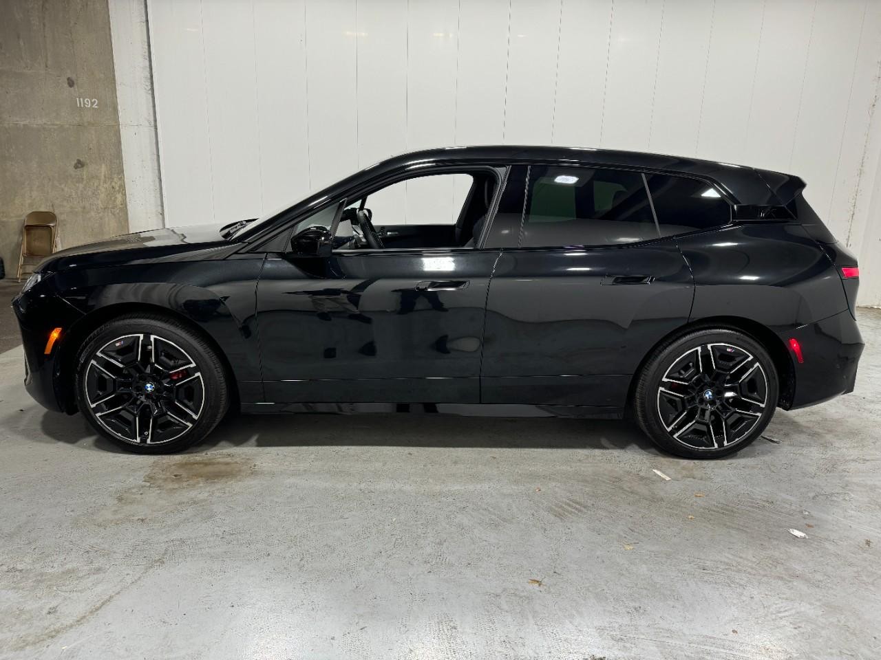 BMW iX Vehicle Full-screen Gallery Image 2