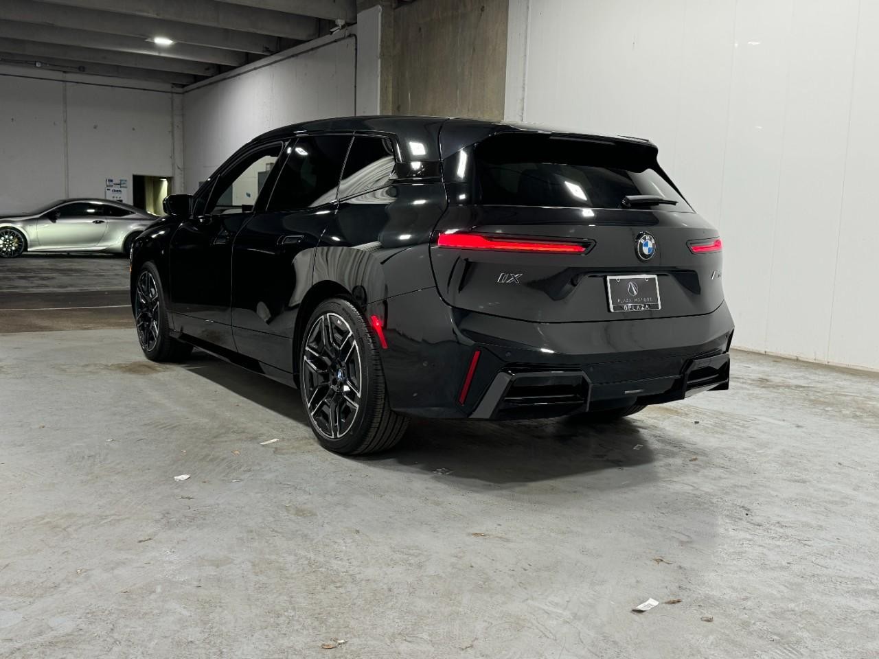 BMW iX Vehicle Full-screen Gallery Image 3