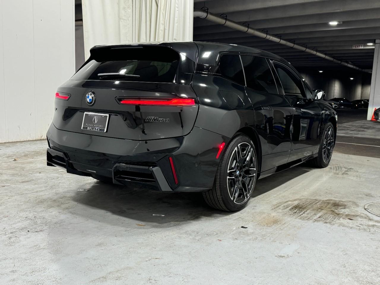 BMW iX Vehicle Full-screen Gallery Image 4