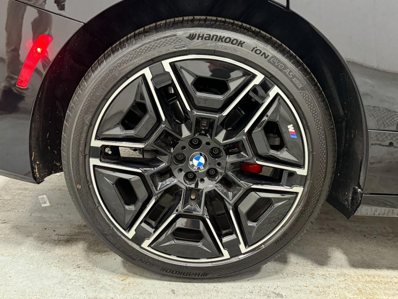 BMW iX Vehicle Full-screen Gallery Image 5