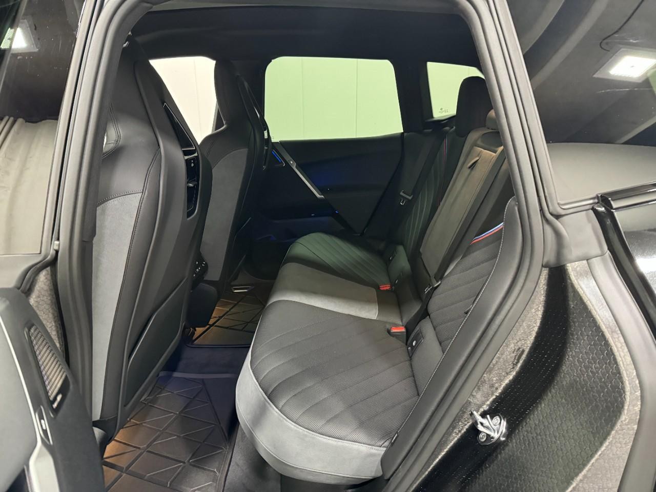 BMW iX Vehicle Full-screen Gallery Image 8