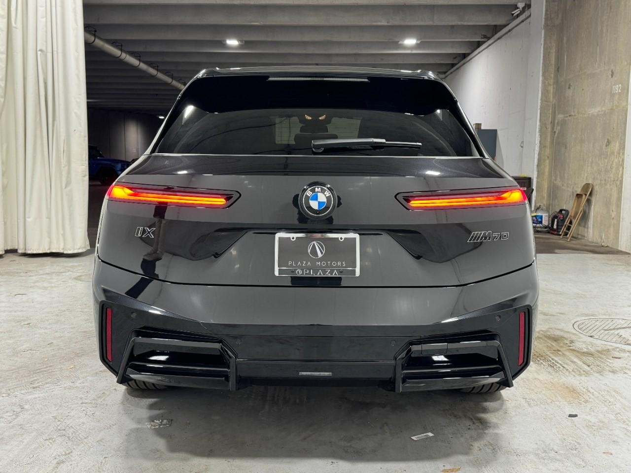 BMW iX Vehicle Full-screen Gallery Image 9