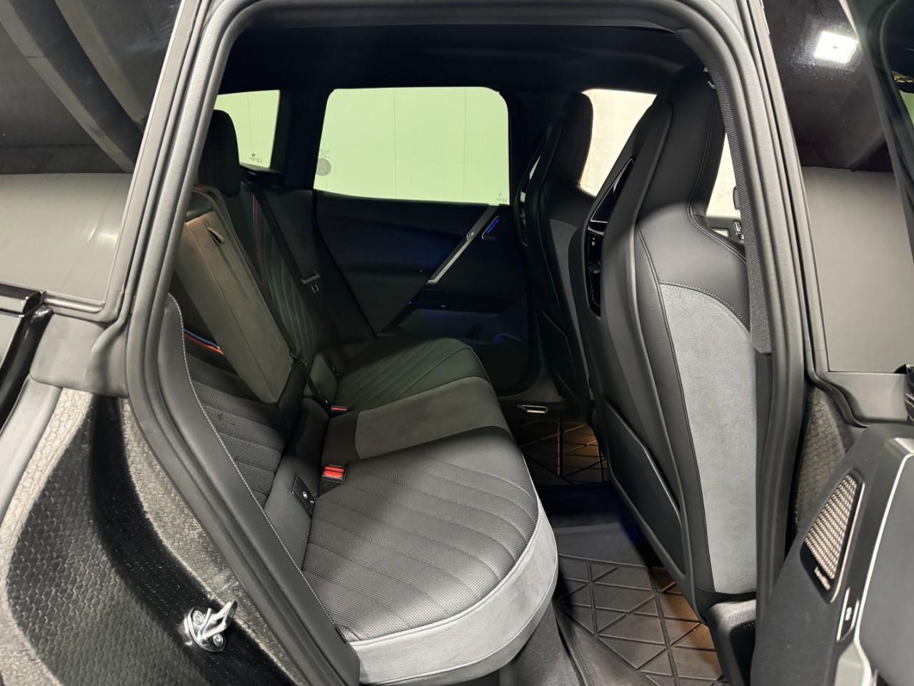 BMW iX Vehicle Full-screen Gallery Image 10