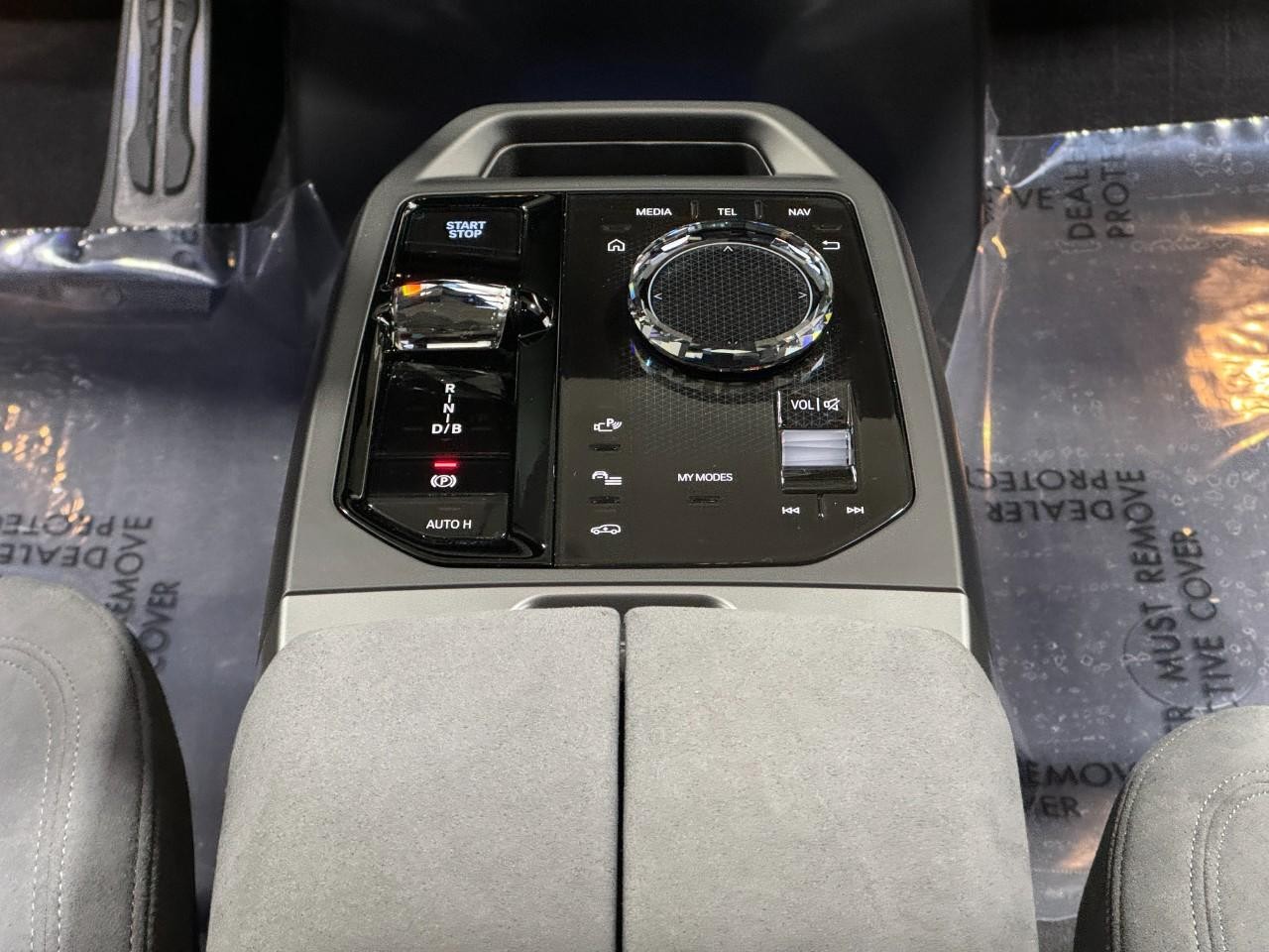 BMW iX Vehicle Full-screen Gallery Image 16