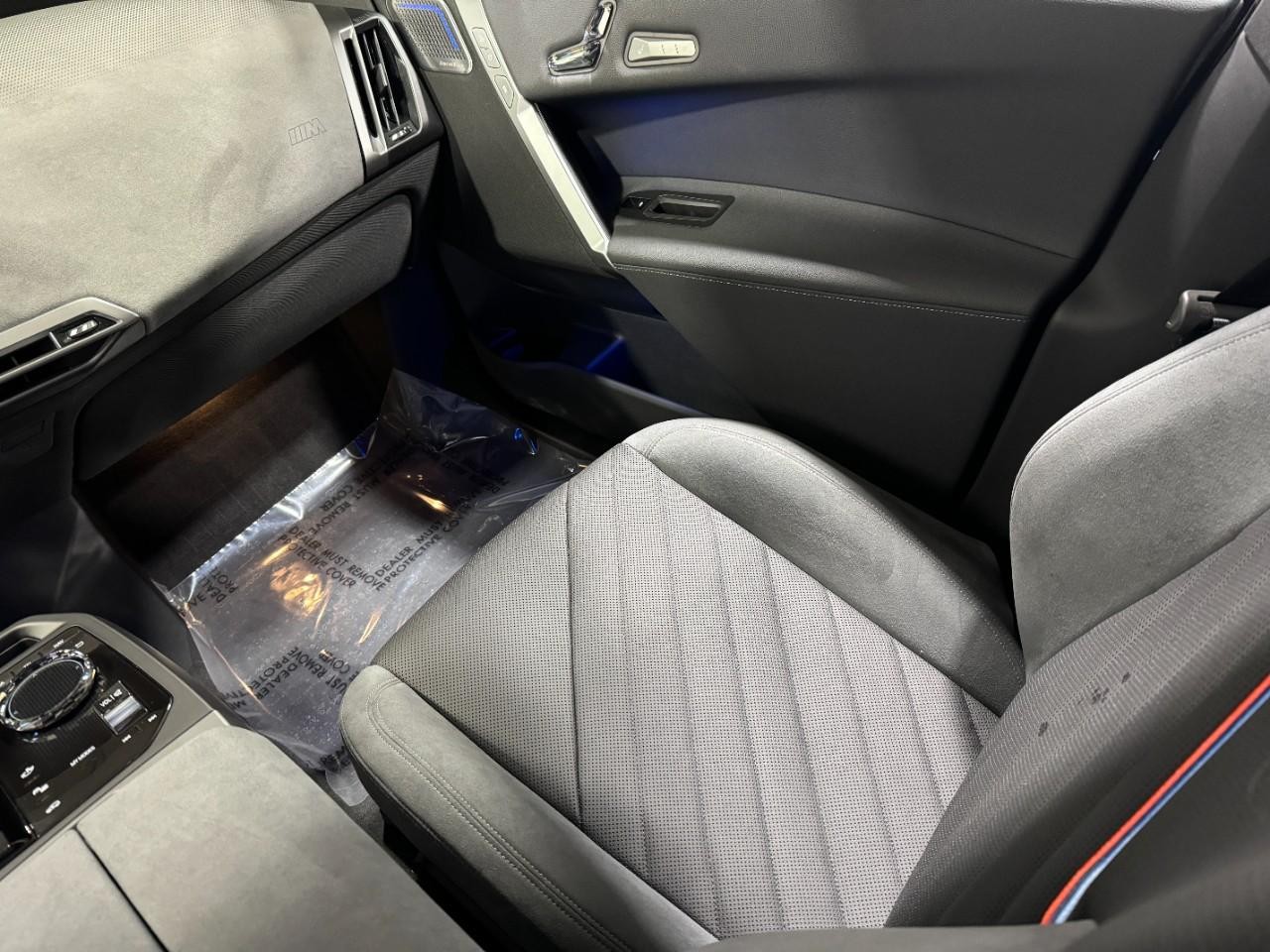 BMW iX Vehicle Full-screen Gallery Image 17