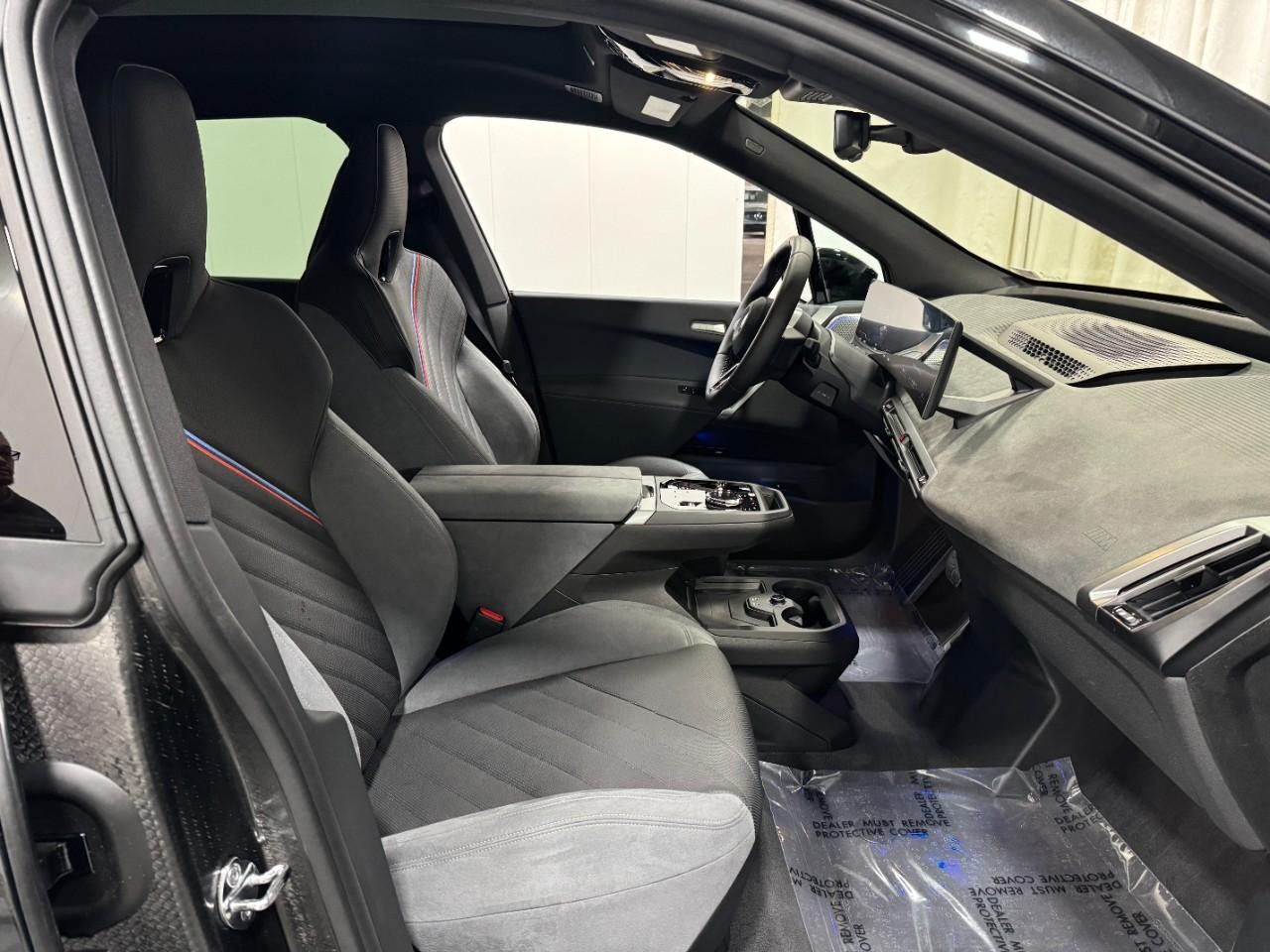 BMW iX Vehicle Full-screen Gallery Image 18