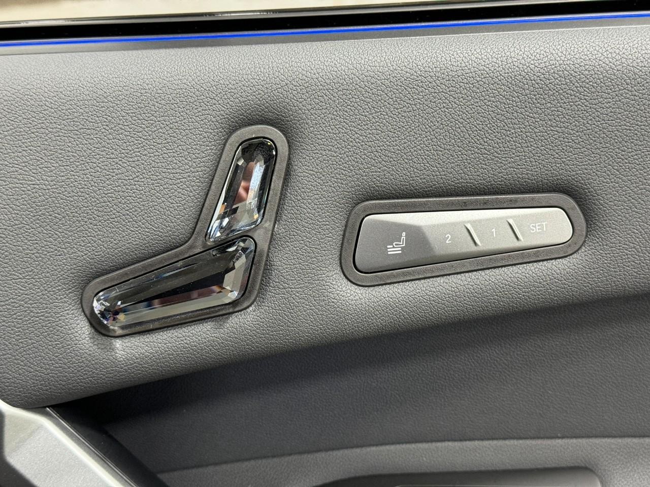 BMW iX Vehicle Full-screen Gallery Image 20