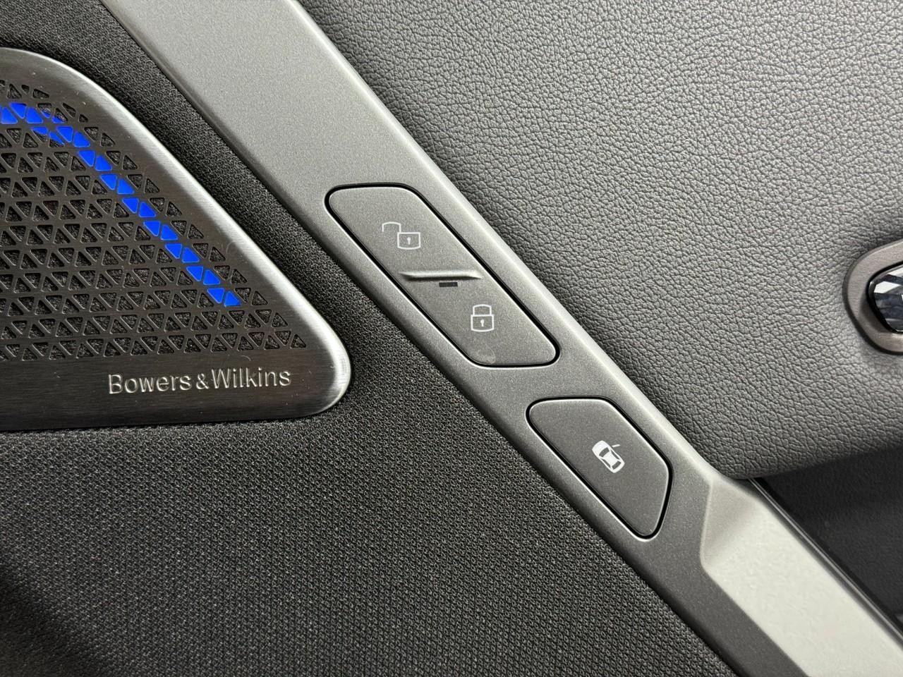 BMW iX Vehicle Full-screen Gallery Image 21