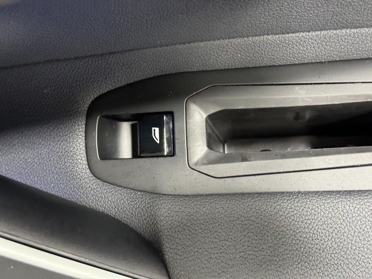 BMW iX Vehicle Full-screen Gallery Image 22