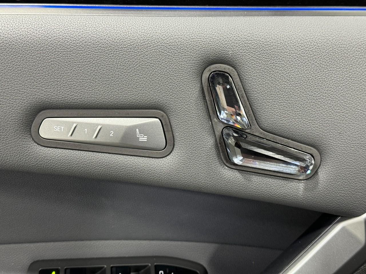 BMW iX Vehicle Full-screen Gallery Image 23