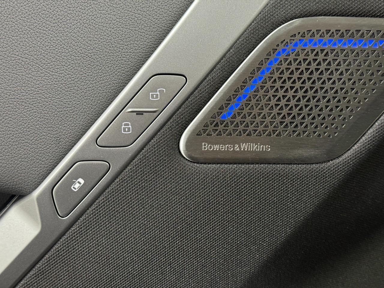 BMW iX Vehicle Full-screen Gallery Image 24