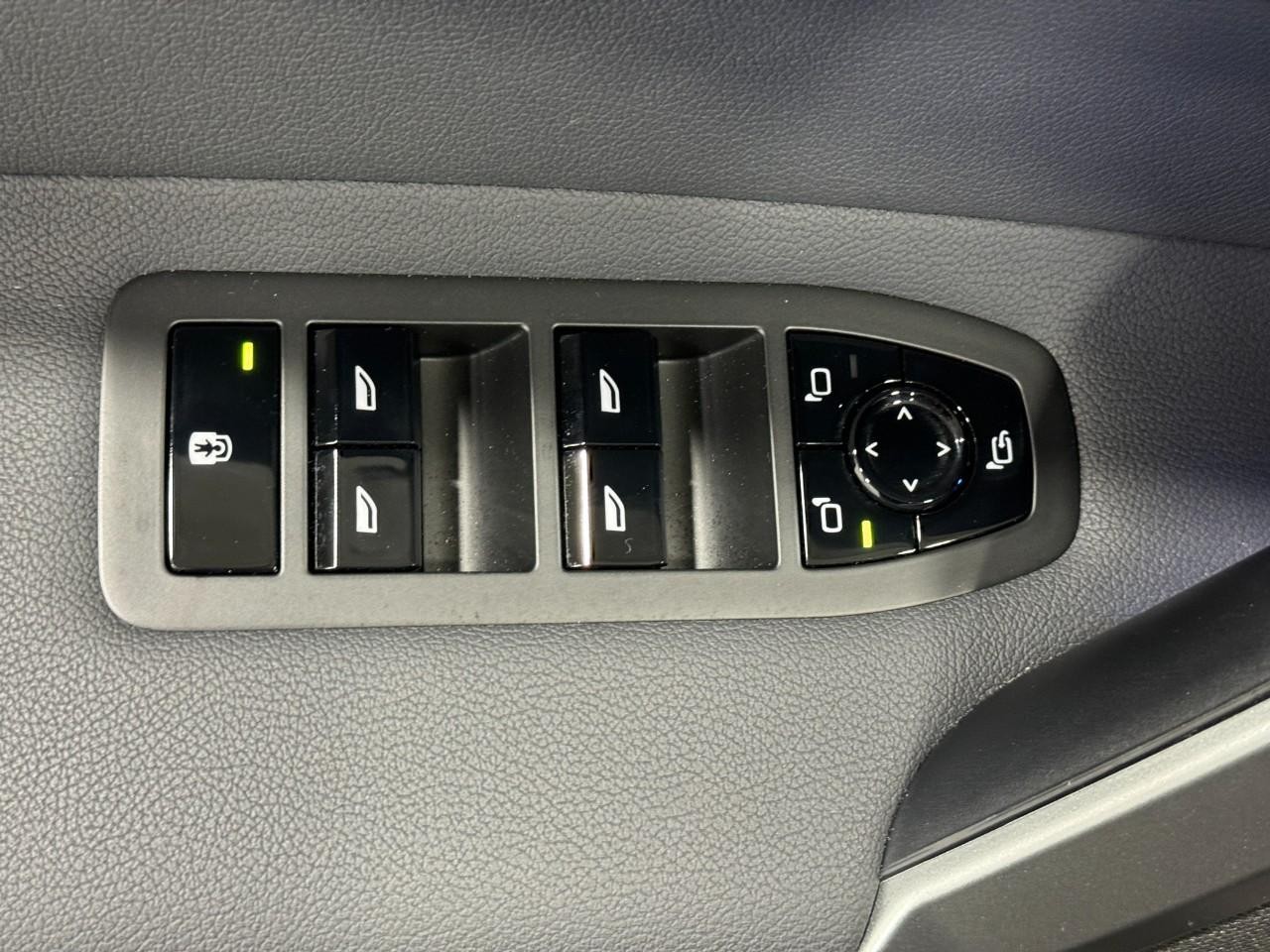 BMW iX Vehicle Full-screen Gallery Image 25