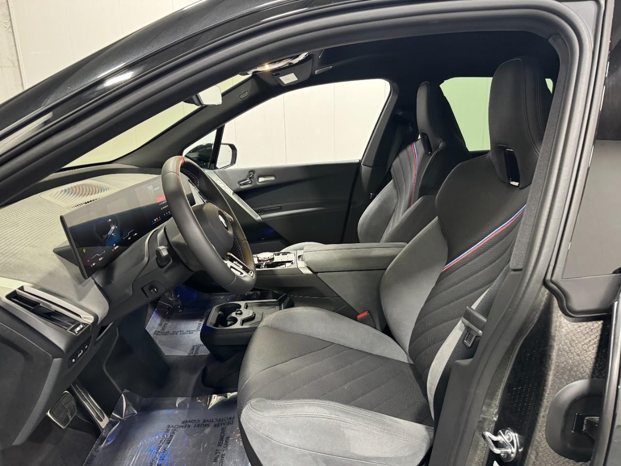 BMW iX Vehicle Full-screen Gallery Image 26