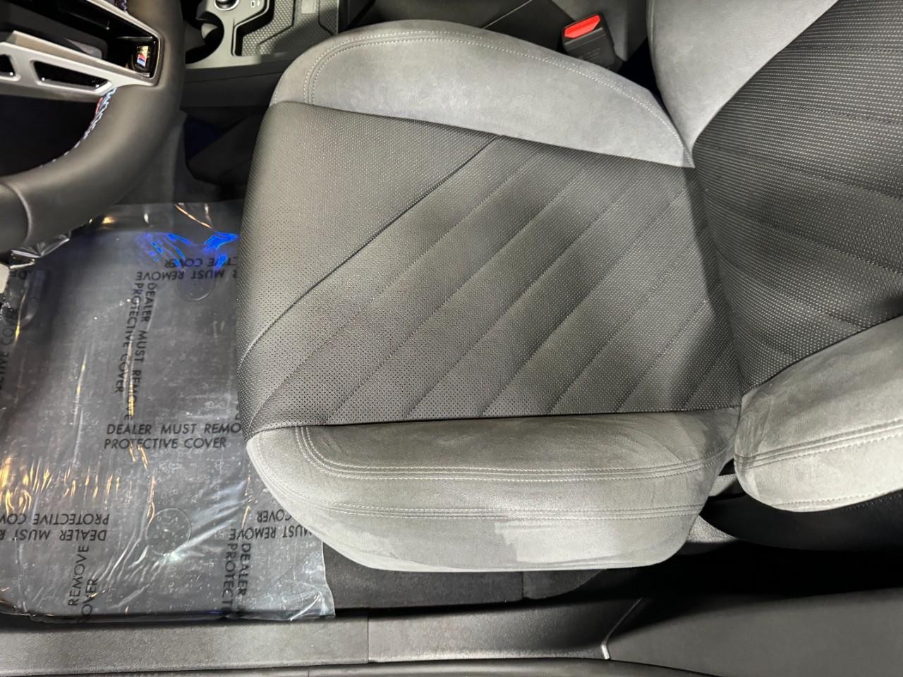 BMW iX Vehicle Full-screen Gallery Image 27