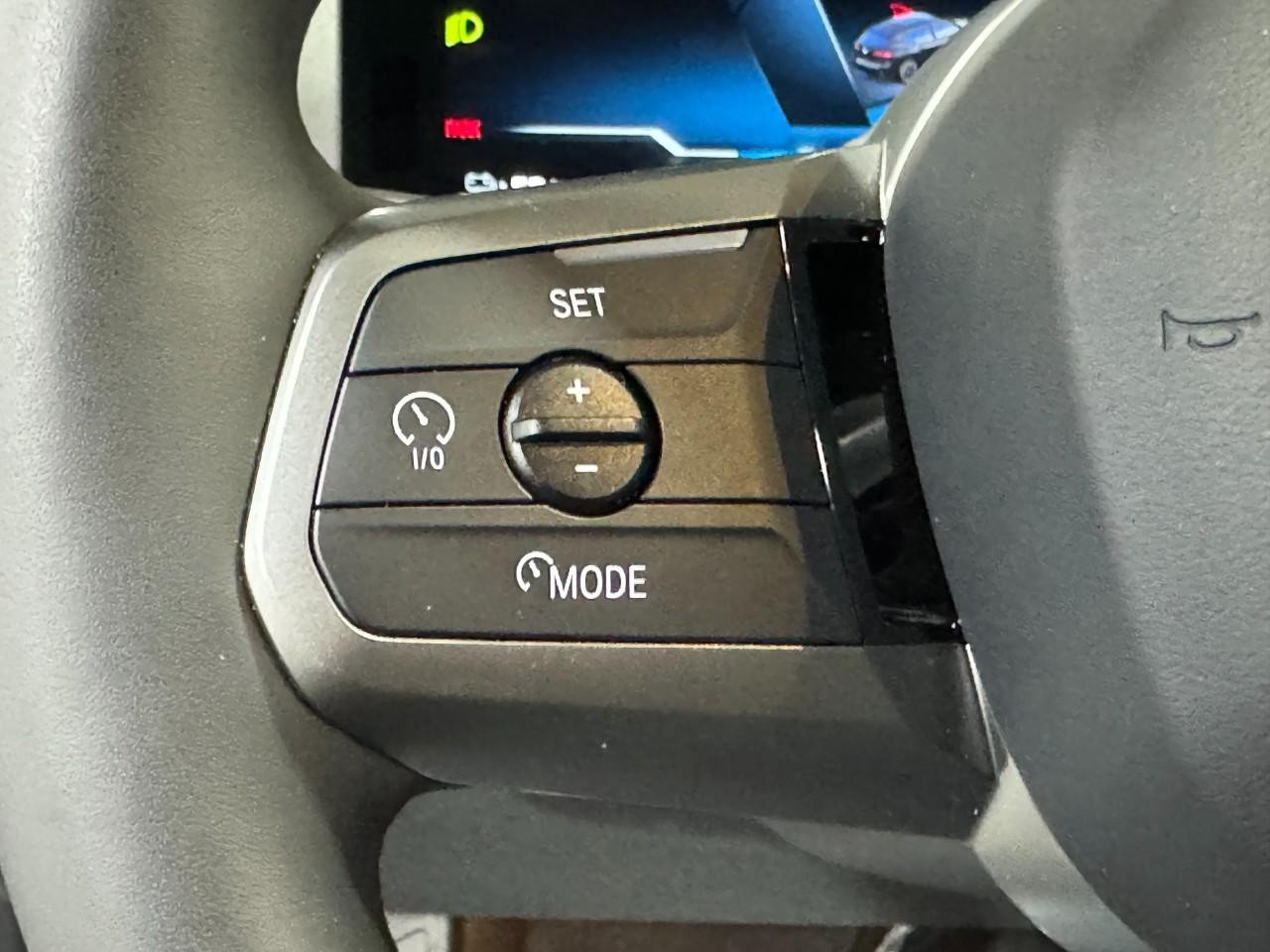 BMW iX Vehicle Full-screen Gallery Image 29