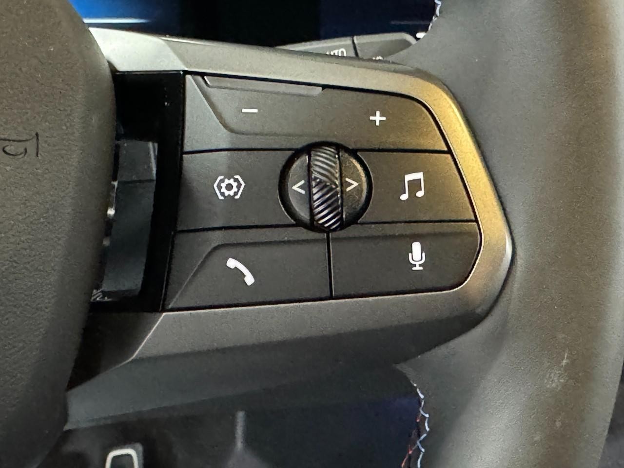 BMW iX Vehicle Full-screen Gallery Image 30