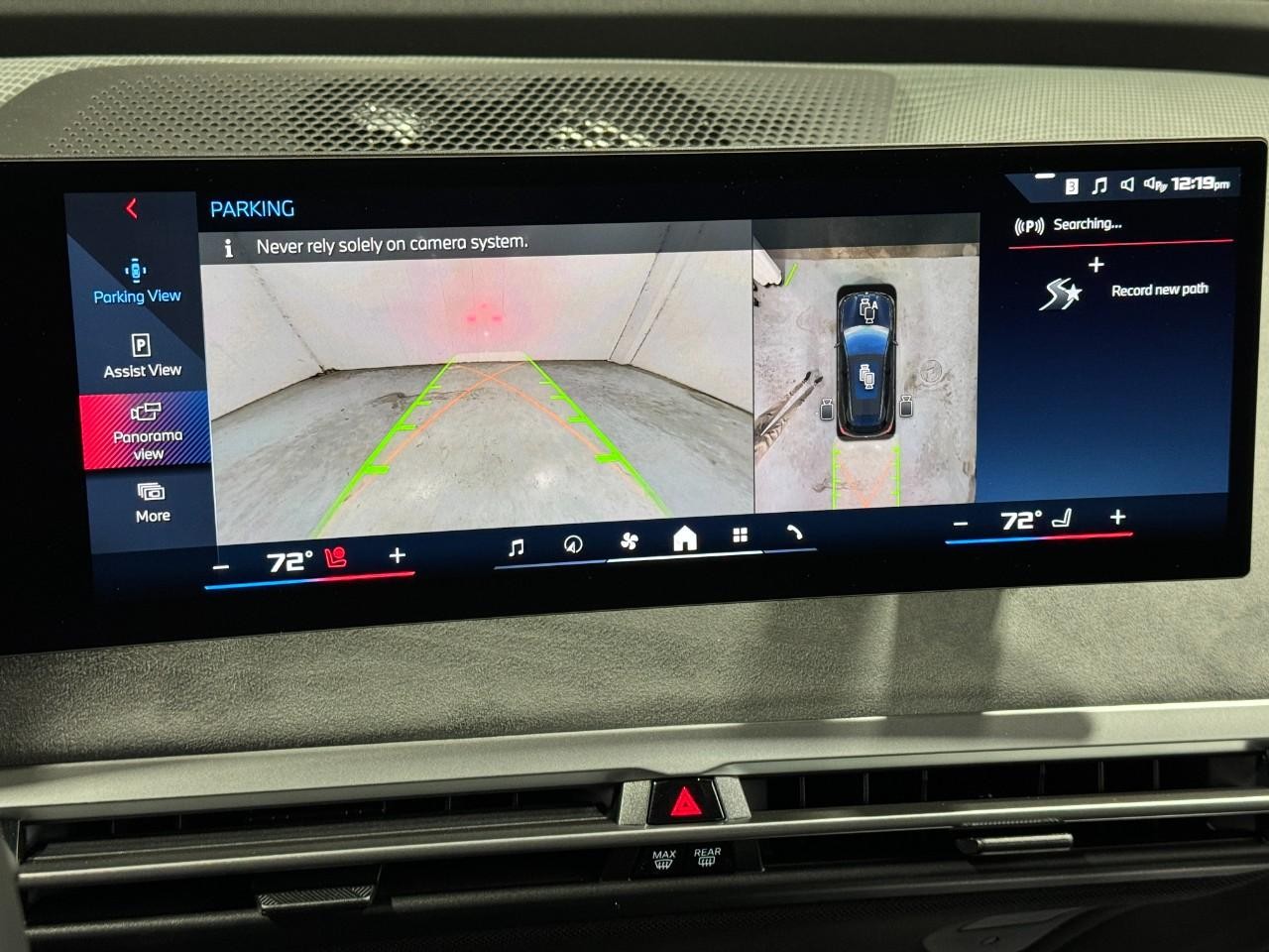 BMW iX Vehicle Full-screen Gallery Image 32