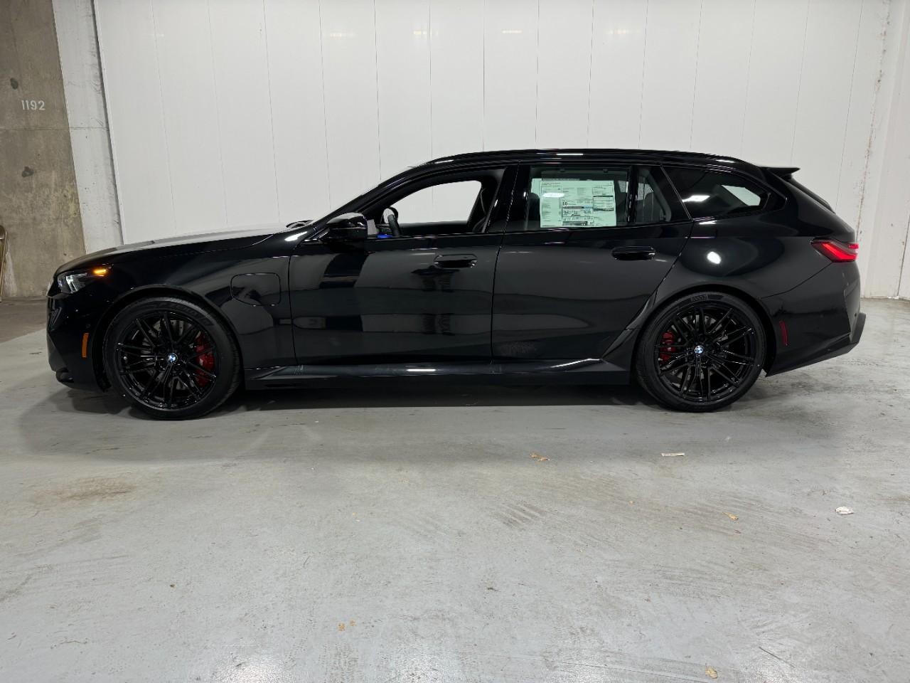 BMW M5 Vehicle Full-screen Gallery Image 2