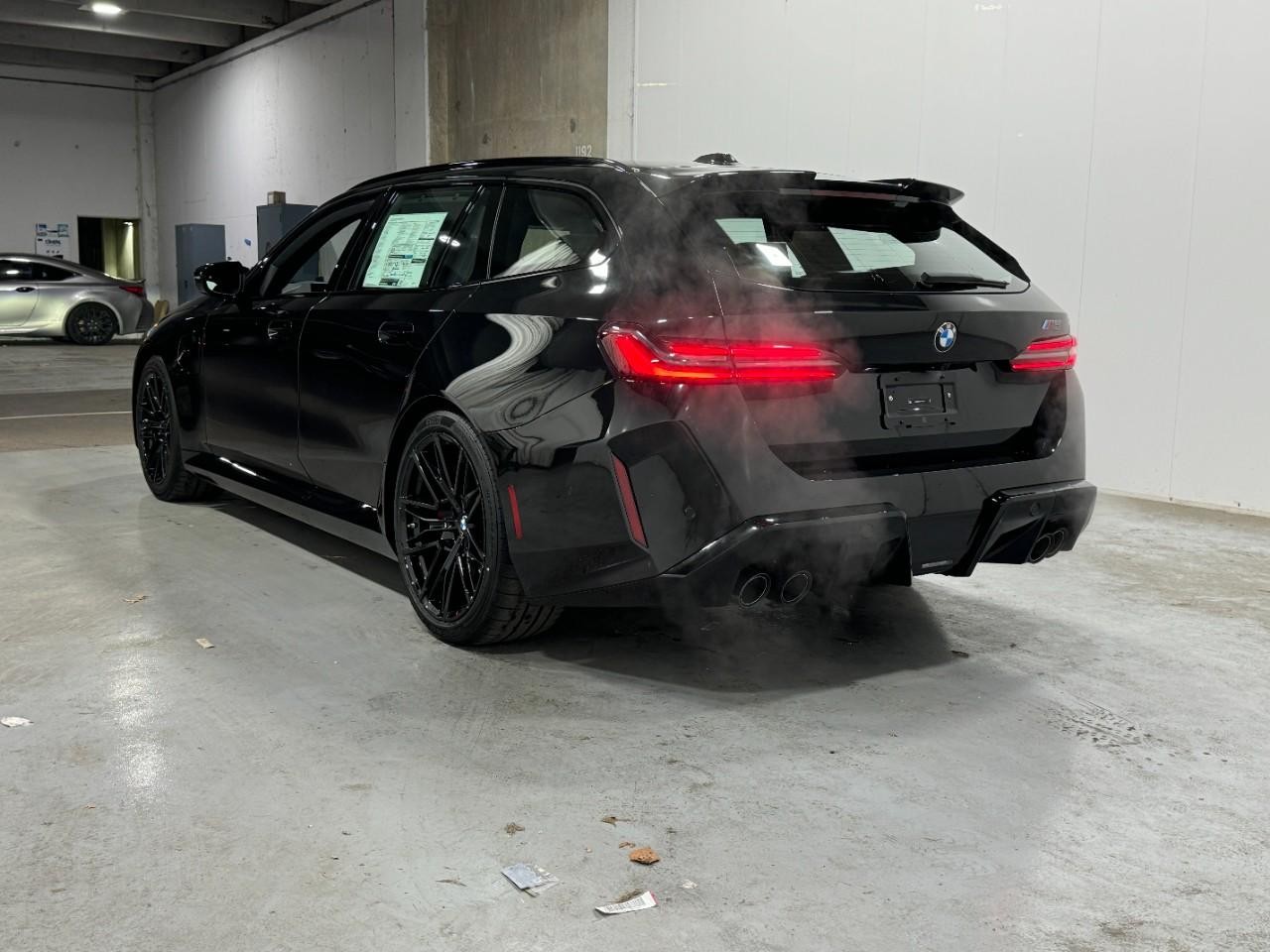 BMW M5 Vehicle Full-screen Gallery Image 3