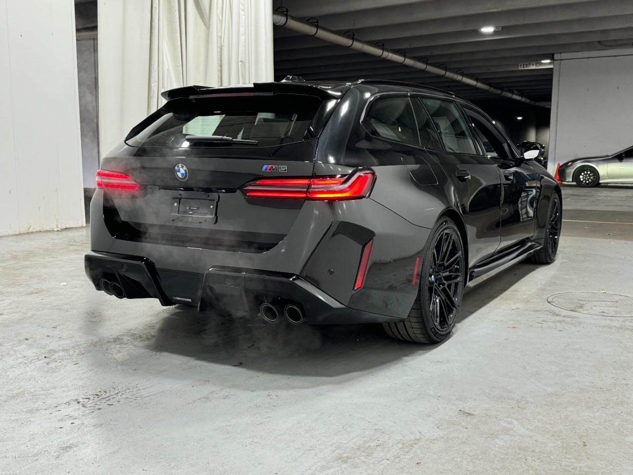 BMW M5 Vehicle Full-screen Gallery Image 4