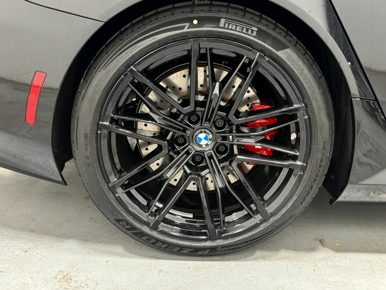 BMW M5 Vehicle Full-screen Gallery Image 5