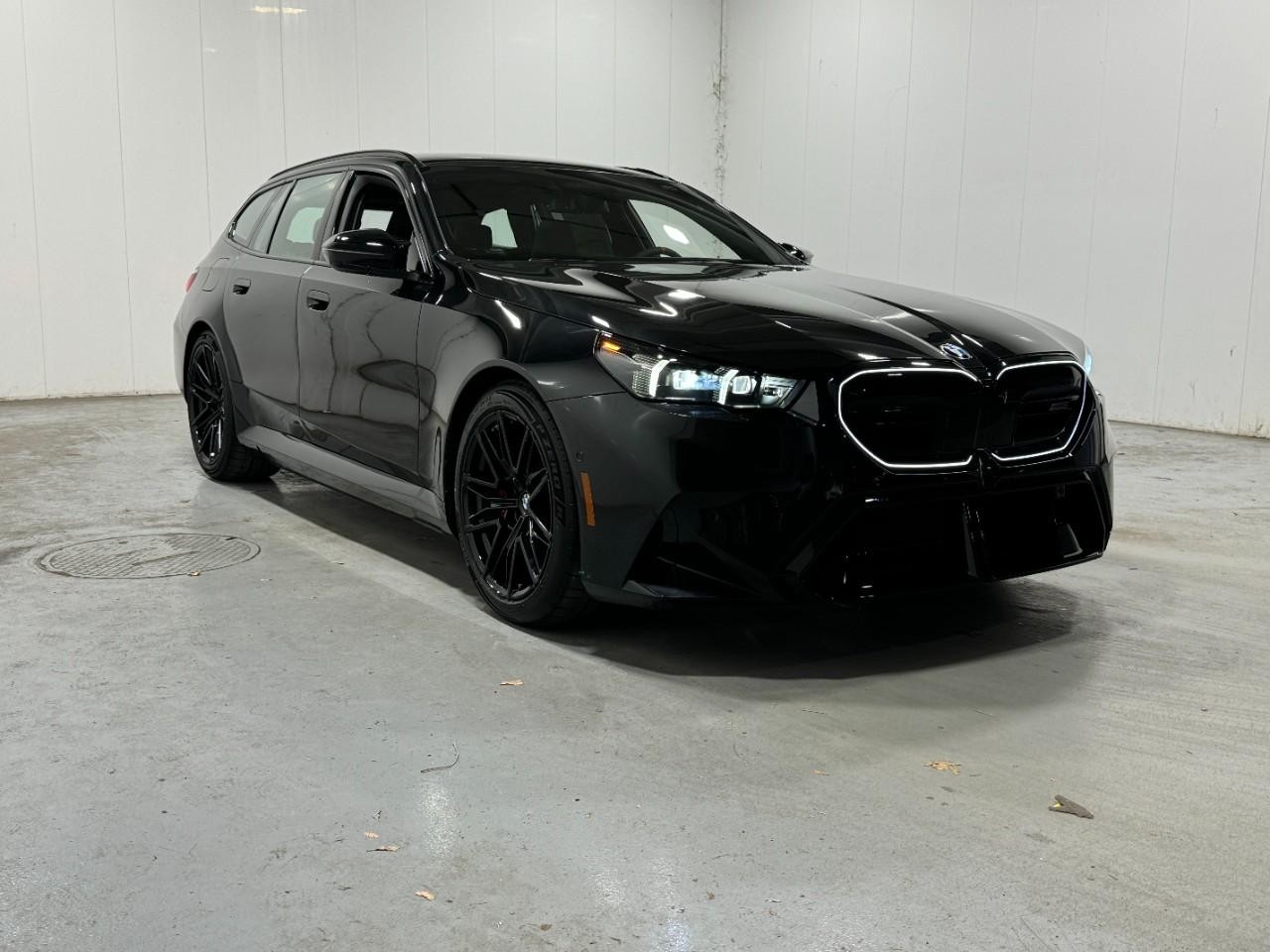 BMW M5 Vehicle Full-screen Gallery Image 6