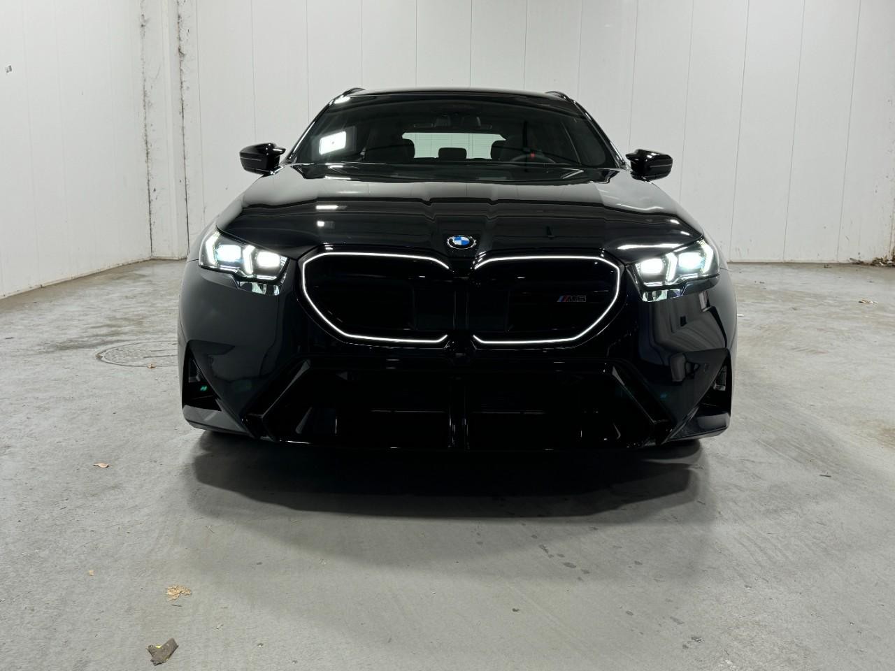 BMW M5 Vehicle Full-screen Gallery Image 7