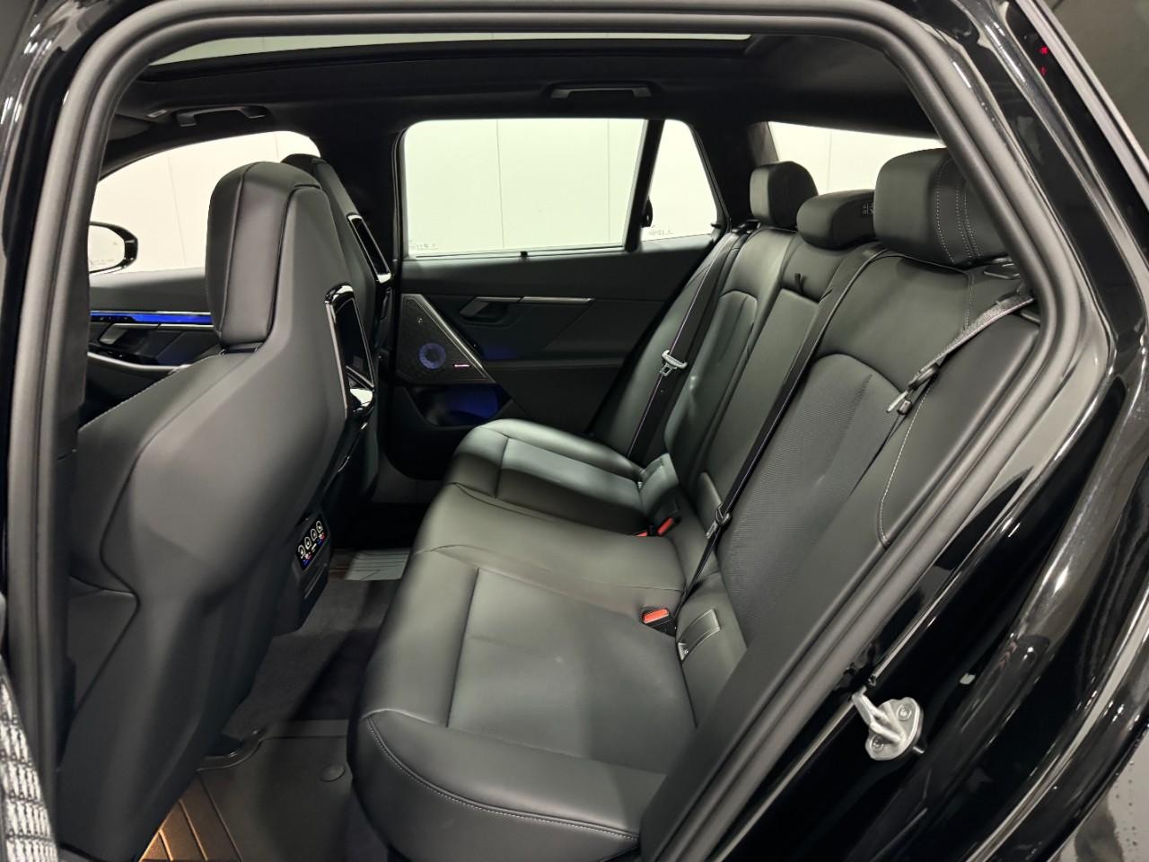 BMW M5 Vehicle Full-screen Gallery Image 8