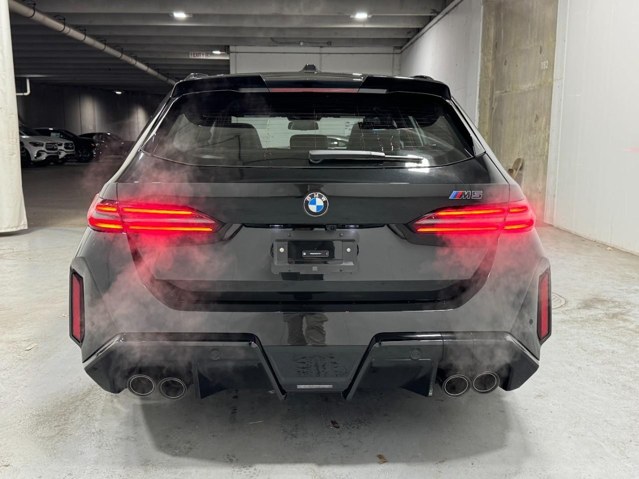 BMW M5 Vehicle Full-screen Gallery Image 9