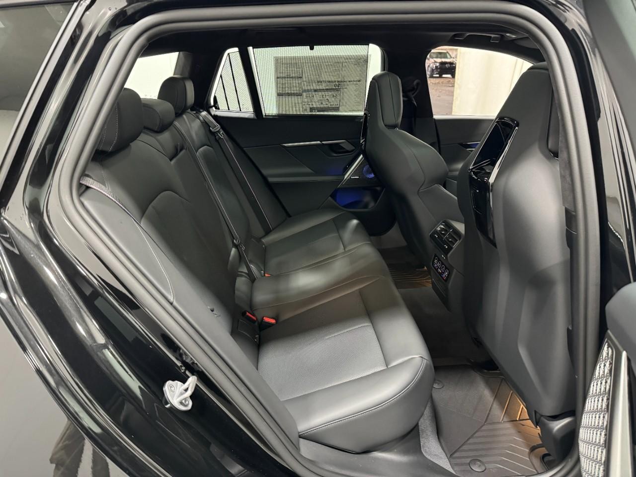 BMW M5 Vehicle Full-screen Gallery Image 10