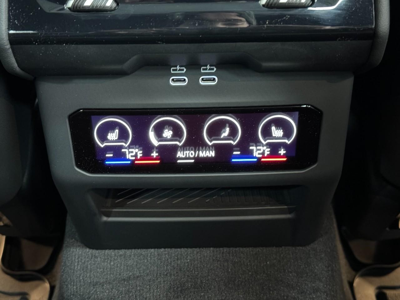 BMW M5 Vehicle Full-screen Gallery Image 11