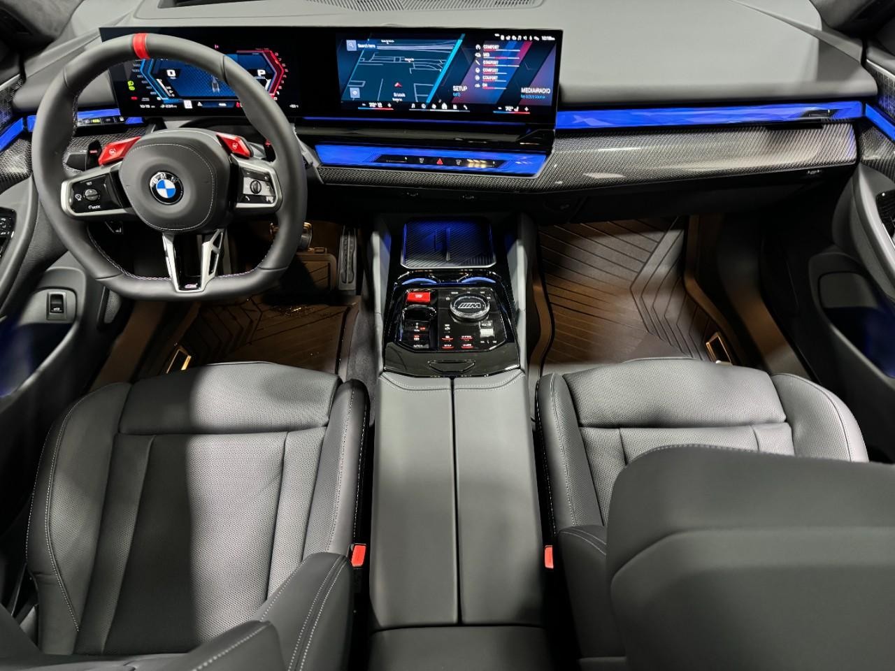 BMW M5 Vehicle Full-screen Gallery Image 13