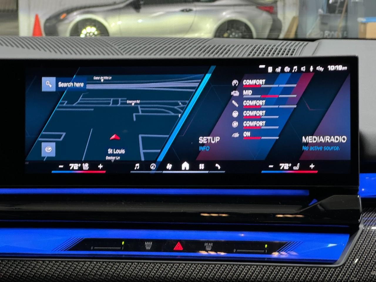 BMW M5 Vehicle Full-screen Gallery Image 15