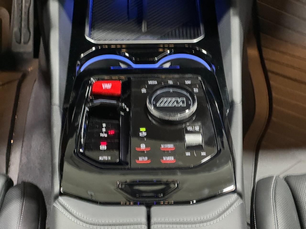 BMW M5 Vehicle Full-screen Gallery Image 16