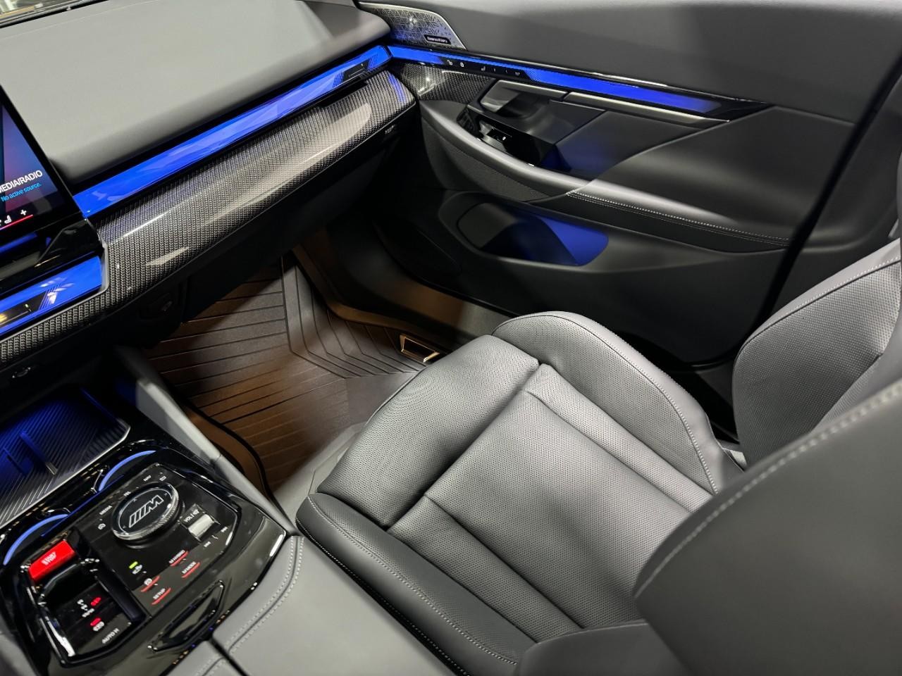 BMW M5 Vehicle Full-screen Gallery Image 17